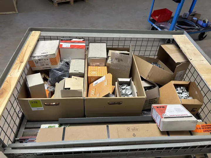 Konvolut Elektromaterial, u. a. Bügelschellen und Rohrschellen.